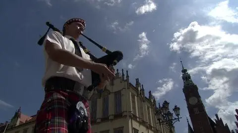 "Chciałem płacić, żeby przestał grać".
Dudy atrakcją wrocławskiego rynku