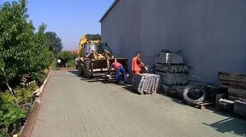 Budują autostradę. Opornych usuwa spychacz