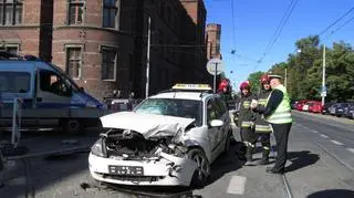 Samochód osobowy wjechał pod tramwaj