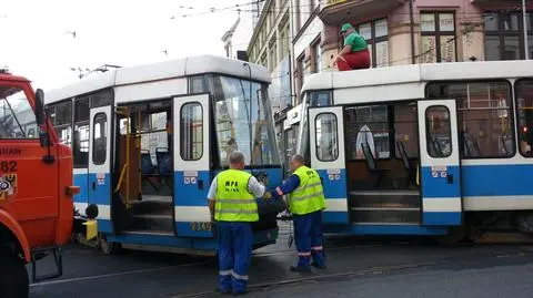 Tramwaj wypadł z szyn.
Utrudnienia w komunikacji