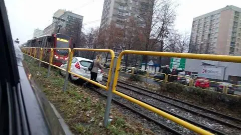 Katowice. Kierowca uciekła przed czołowym zderzeniem na tory