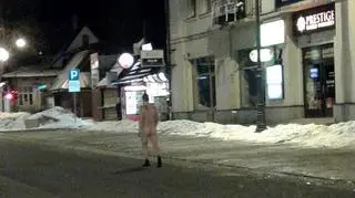 Nagi mężczyzna spacerował po centrum Zakopanego 