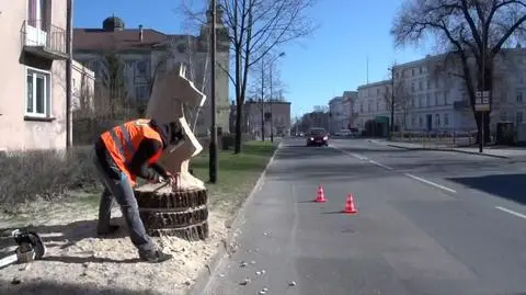 Jelenia Góra: szachowy konik z wyciętego drzewa