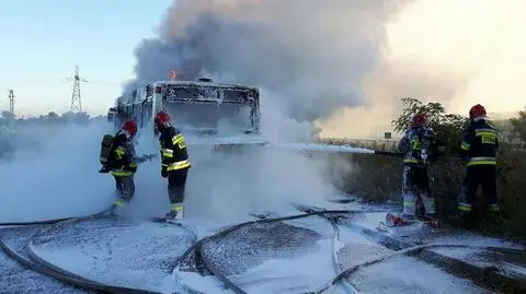 Gdy strażacy dojechali na miejsce, autobus był cały w ogniu