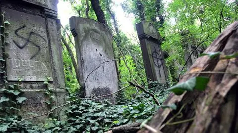 Swastyki na nagrobkach