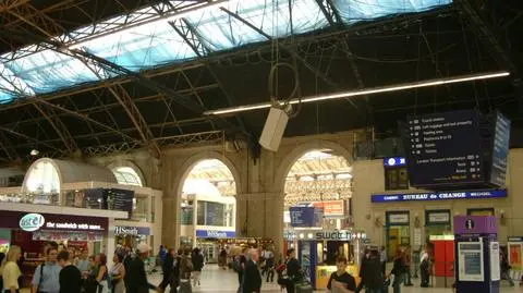 Ewakuacja Victoria Station w Londynie