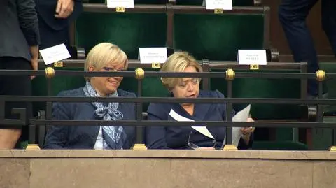 Obie panie razem oczekiwały na wystąpienie prezydenta Andrzeja Dudy