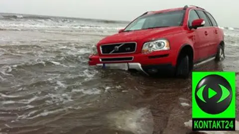 Jeździł po plaży, zaparkował w Bałtyku