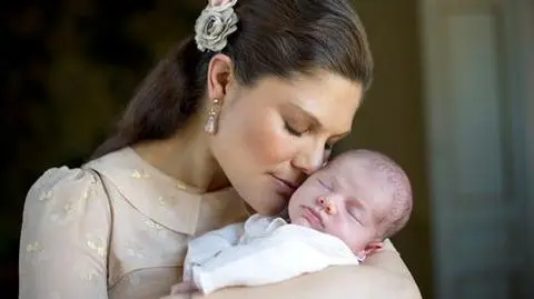 Maleńka Estelle w objęciach mamy