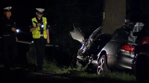 Auto wjechało w drzewo. Dwoje dzieci nie żyje