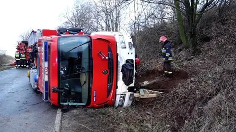 Strażacy jechali do wypadku. Wpadli w poślizg