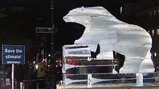 15 tonowy niedźwiedź z lodu stanął przed Bramą Brandenburską w Berlinie. Ustawiła go ekologiczna organizacja Greenpeace, aby unaocznić skutki globalnego ocieplenia.(APTN)