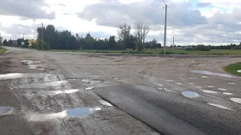Pomorskie: wylali niecałe 10 metrów asfaltu, teraz go zwinęli