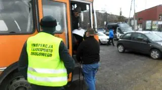 Kierowca wiózl dzieci niesprawnym autobusem 