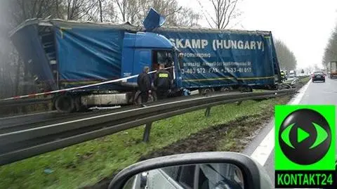 Stanął w poprzek. Tir zablokował "Jedynkę"