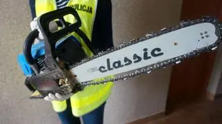 Piłą mechaniczną groził bratu