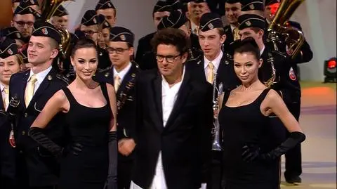 Każda wizyta na jego słynnej, skórzanej kanapie odbija się szerokim echem