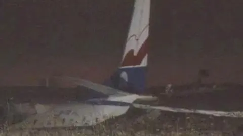 Ściągnięto samolot ze środka jeziora