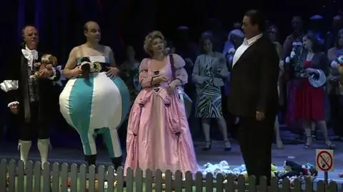 Na scenie zobaczyć można zarówno postać jak i kostiumy nawiązujące do Gerarda Depardieu