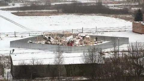 Wrak tupolewa pod wiatą. Po prawie 2 latach