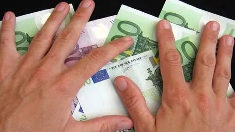 Z samochodu wywiało 23 tysiące euro