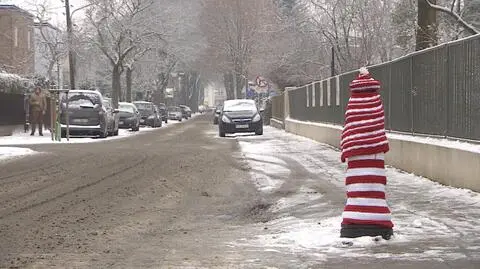 Poznań ubiera hydranty w sweterki przed świętami. Na rocznicę powstania