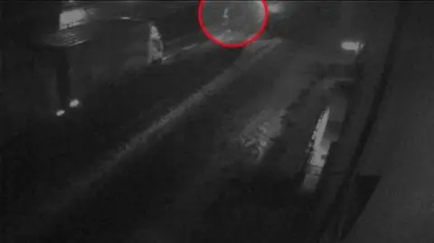 Potrącił pieszego, przeniósł go na chodnik 
i odjechał. Namierzony dzięki monitoringowi 