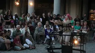 Aktorzy wychodzą jak najbliżej widza