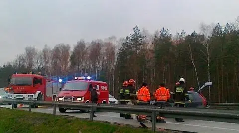 Czołowe zderzenie na S8. "Pijany kierowca jechał pod prąd"