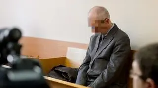 Napadł na punkt opłat bezgotówkowych z atrapą pistoletu, na twarzy miał maskę z filmu „Krzyk” i dał się zatrzymać przypadkowym przechodniom – były prokurator Jarosław D., jak nawet policjanci komentują, był bardzo nieudolnym złodziejem. Do winy się przyznał, ale Sąd Rejonowy Poznań-Stare Miasto nie uznał tego za okoliczność łagodzącą i skazał go dziś na trzy i pół roku więzienia