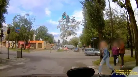 Z telefonem w ręku, na czerwonym, prosto pod koła