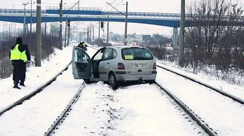 Pijany taksówkarz jechał po torach. Zablokował ruch pociągów