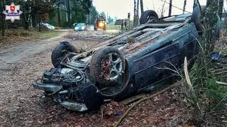 Samochód dachował, nastoletni kierowca był pijany. Prawo jazdy miał od dwóch miesięcy 