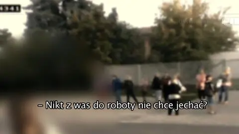 Zza biurka ich nie widać