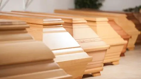 Właściciel firmy pogrzebowej z zarzutami. „Wydobył ciało z grobu”