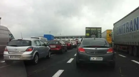 Kierowcy w korku przed A4.
"Lepiej polną drogą jechać"
