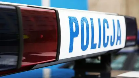 Dzierżążno: Auto na dachu w rowie. Przy drodze pijana policjantka