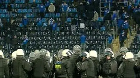 Nawet rok więzienia za wtargnięcie na boisko