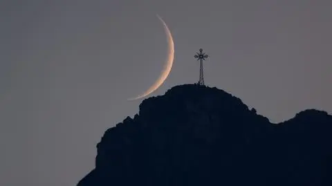 Księżyc, krzyż i Giewont. Na takie "bajkowe ujęcie" polował od dwóch lat