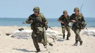 Żołnierzy wspierają marynarze