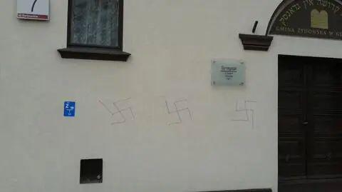 Swastyki na gdańskiej synagodze