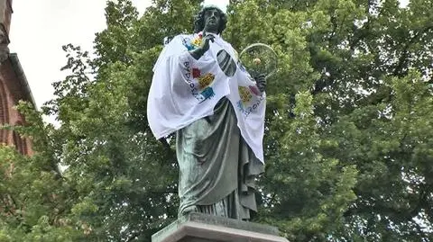 Kopernik w koszulce Bydgoszczy. Prezydent Torunia przegrał zakład