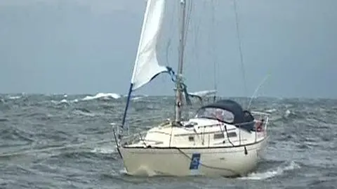 "Wezyr" holowany przez statek ratunkowy