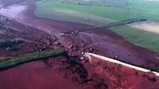 06.10 | Pomimo ogromnej skali wycieku toksycznej substancji z fabryki aluminium na Węgrzech, bułgarskie władze nie widzą niebezpieczeństwa zatrucia Dunaju. Według ekologów zagrożenie jest jednak realne. (Reuters, APTN, ENEX)