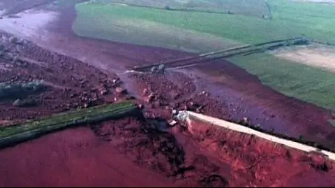 06.10 | Pomimo ogromnej skali wycieku toksycznej substancji z fabryki aluminium na Węgrzech, bułgarskie władze nie widzą niebezpieczeństwa zatrucia Dunaju. Według ekologów zagrożenie jest jednak realne. (Reuters, APTN, ENEX)