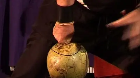 Miażdży kokos jednym palcem