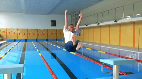 Burmistrz miasta wskoczył w ubraniu do basenu