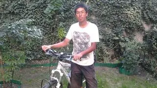 Jerry Leung wraz ze swoim rowerem w Poznaniu