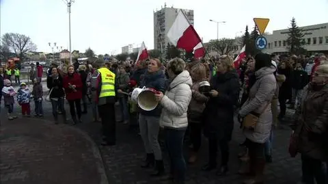 Demonstracja rodzin górniczych przed siedzibą JSW