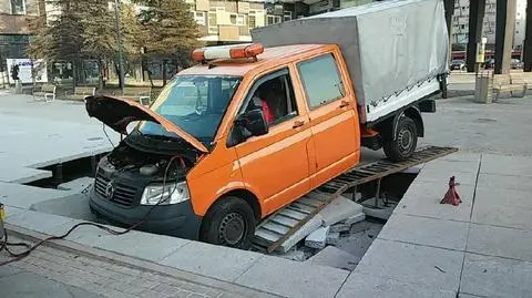 Przyjechali po śmieci, skończyli w fontannie